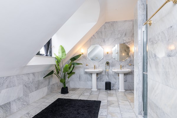 Foto - Te koop: Op een schitterende en rustige locatie in de geliefde villawijk "Moltbos" staat deze stijlvolle, vrijstaande villa met een uitzonderlijk royaal woonoppervlak.